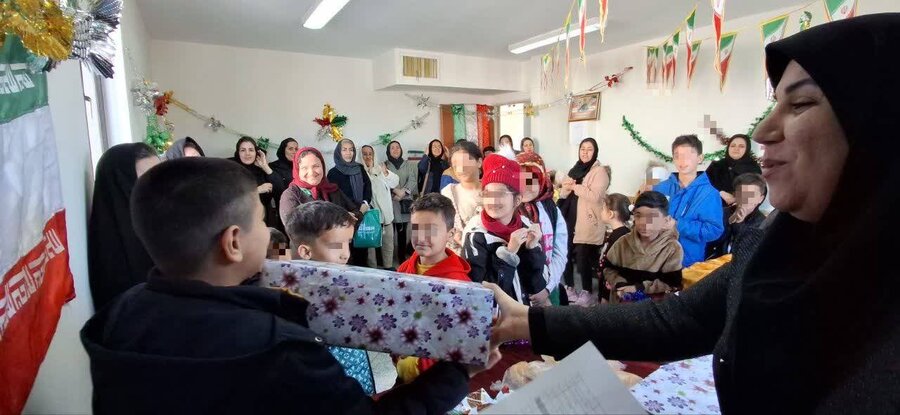 | جشن انقلاب با حضور کودکان معلول