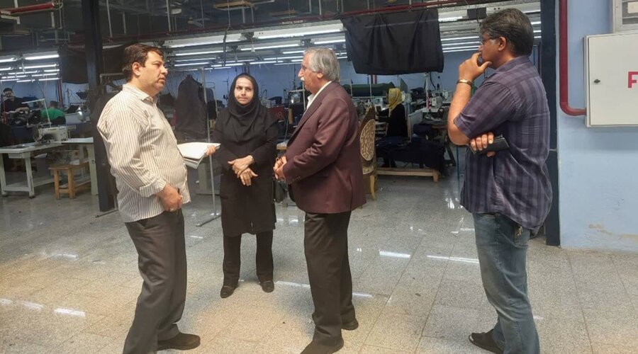  | بازدید معاون توسعه کارآفرینی و اشتغال بهزیستی شهرستان از کارخانه تولید پوشاک