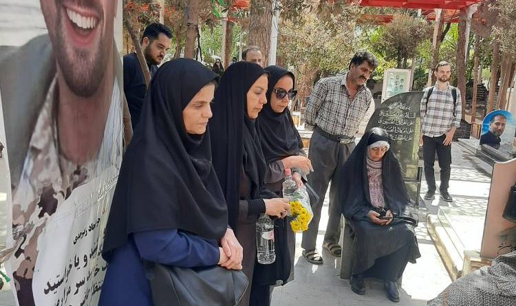 برگزاری آیین غبارروبی مزار شهدا از سوی کارکنان شرکت آب منطقه ای تهران